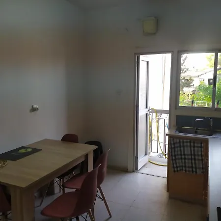 Cozy 2 Bedroom Appartement *